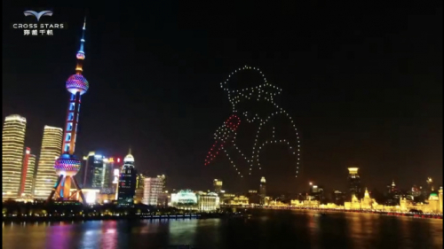 黄明昊粉丝无人机生日应援超酷 祝19岁的小朋友天天开心！