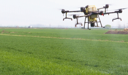 快围观！无人机飞防作业 助力春耕生产