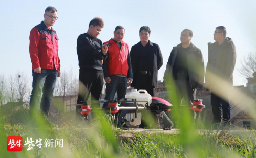 人勤春来早 科技助春耕无人机忙田管，镇江农民体验“指尖上”的智慧春耕
