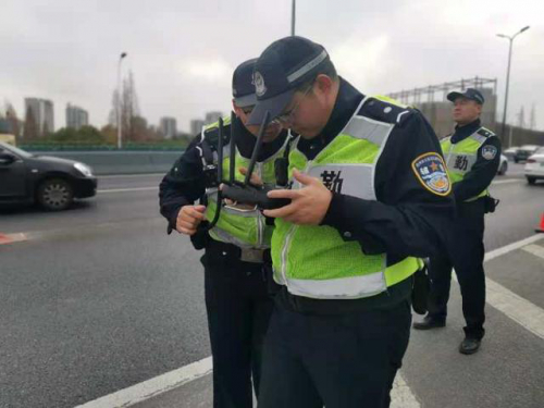 在杭州高架上空盘旋的“无人机交警”是怎么干活的？为你全揭秘