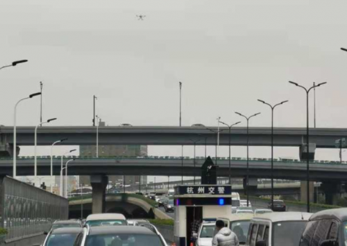 在杭州12个空中巡区执勤 “无人机交警”是怎么干活的？ 