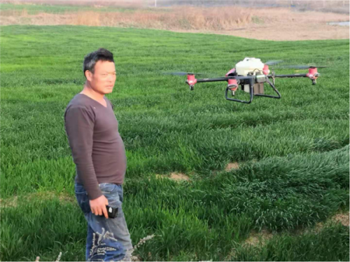 无人机帮忙施肥 他全“免了单”