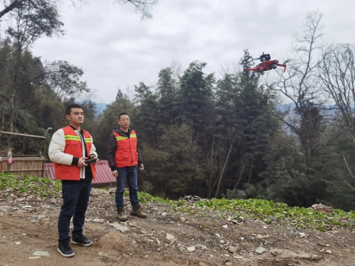 无人机巡山、送新春礼包、以坟管人…… 利川森林防火探新路
