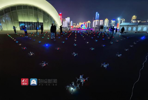 科技感十足！300架无人机绽放青岛“元宵节”夜空 市民直呼“大饱眼福”