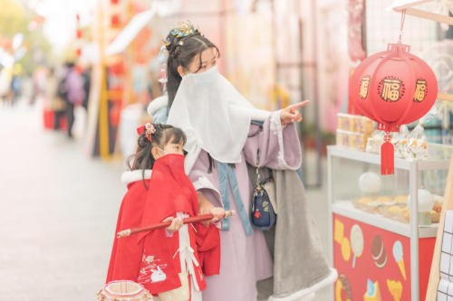 欢乐谷里观灯海、元宵佳节聚团圆，百盏无人机孔明灯绚丽升空点亮东湖夜空