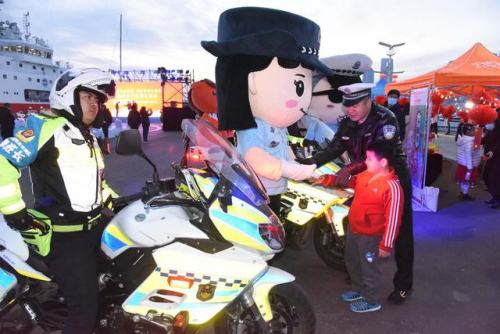 无人机表演，酷炫灯光秀 元宵节青岛交警炫酷普法