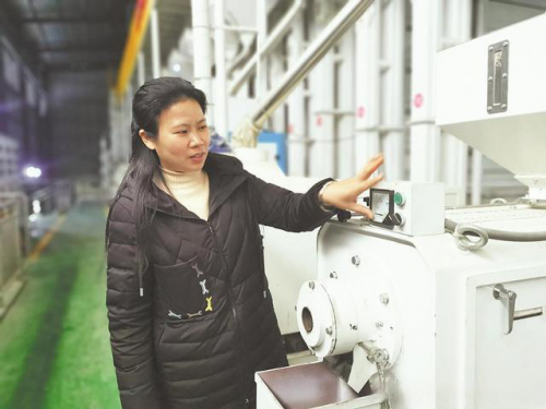 不再脸朝黄土背朝天！她租购无人机帮农民轻松种地