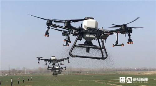 无人机空中变量施肥，每小时可作业100亩——山东诸城：春耕透着“科技范”