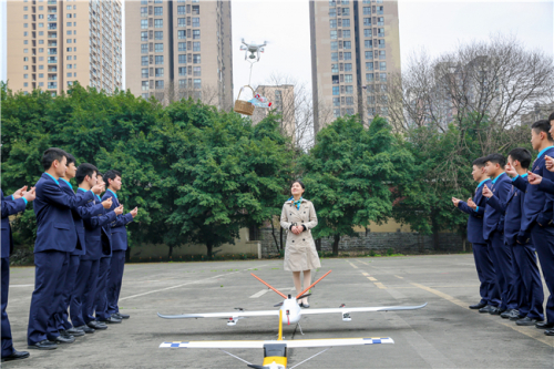 重庆海联职业技术学院学子“三八节”送惊喜：无人机拉横幅表白老师 回溯“李焕英”时光献母亲