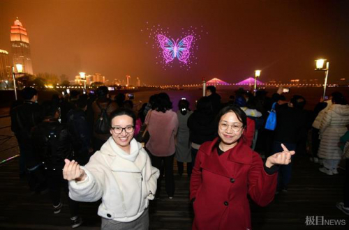 致敬巾帼，千架无人机编队表演点亮江城