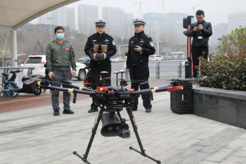 还敢开车打手机？小心头顶无人机