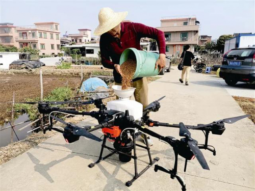 无人机播种、施肥、喷药！番禺的农民越来越“高大上”了
