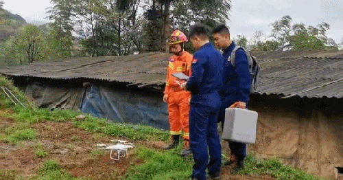 八旬老人被困深山 消防救援人员利用无人机成功营救