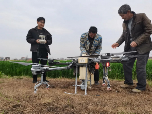 无人机施肥，微信群传技，公安春耕春管科技范十足