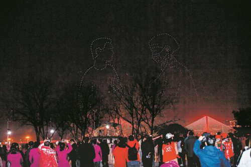 十一地援鄂英雄夜赏长江灯光秀，千架无人机升空摆出守护健康字样