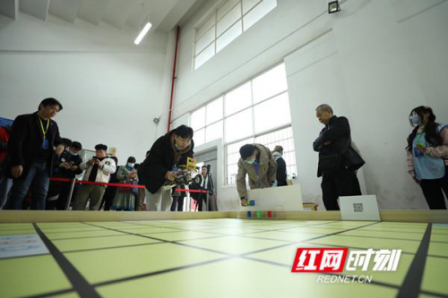 无人机自动投包裹 垃圾入桶自动分类 大学生助力智能制造