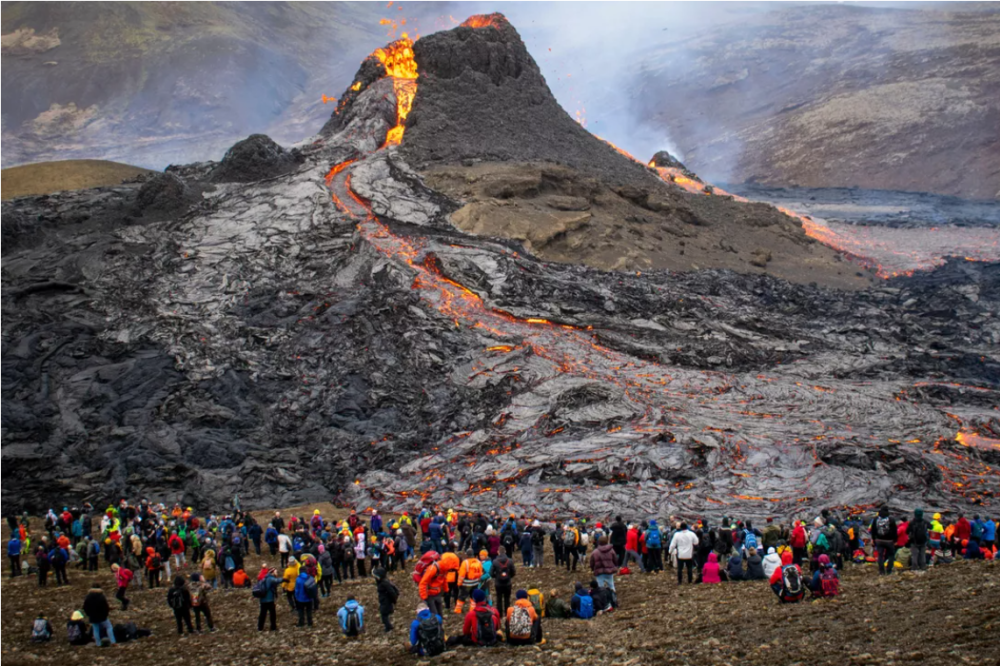 令人惊叹！无人机拍摄的冰岛火山喷发场面壮观