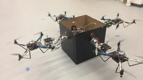 新型控制系统可控制多架无人机协作运送重型包裹