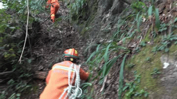 郴州一游客为捡无人机被困山上，4个小时后....