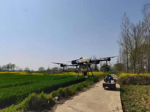主动拥抱高科技 助力增收惠农业 云梦县清明河乡村民自购无人机自学植保技术