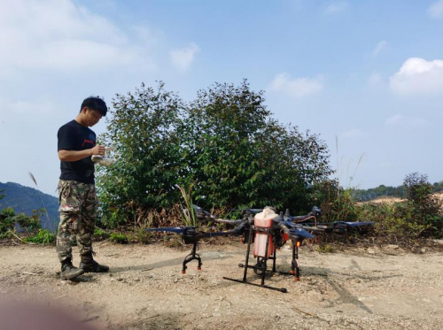 为农业插上科技的翅膀，这位90后让农活“飞上天”