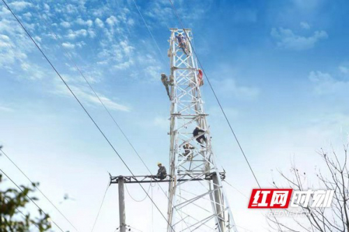 无人机“穿针引线”在杆迁工程中“显身手”