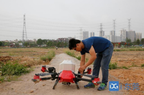 “科技范”十足！石碣用无人机播种3分钟完成一亩地