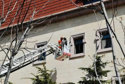 数百名师生2分钟内疏散完！无人机现场探测解救被困人员