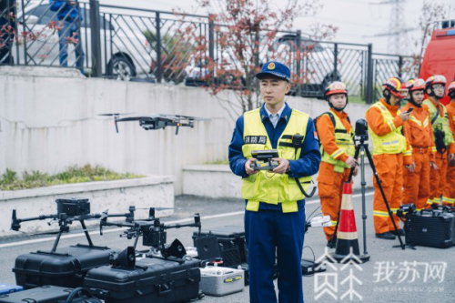 南京消防森林灭火应急演练：无人机掌握风向 远程供水车提供水源