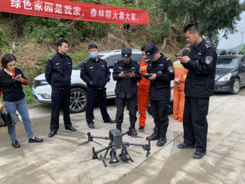 无人机盘旋清明陵园 高空提醒消防安全