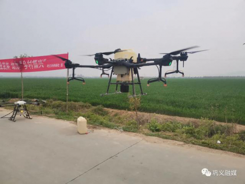 厉害！巩义人用无人机洒农药！一小时搞定60亩...
