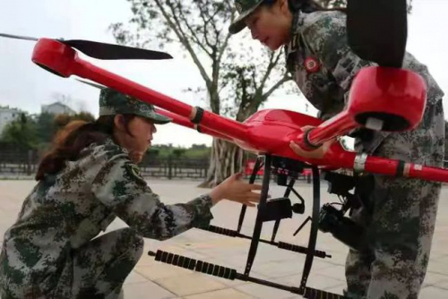 英姿飒爽！民兵中的女“飞手”!