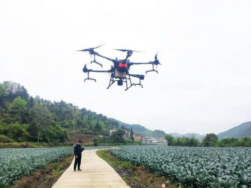 科技+农业 无人机助力春耕春管