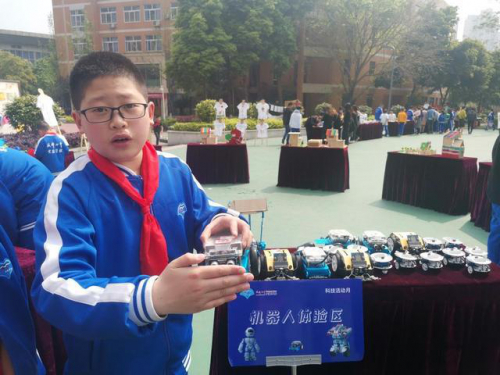 遥控车 机器人 无人机……七中实验小学生让你享受＂科创＂魅力