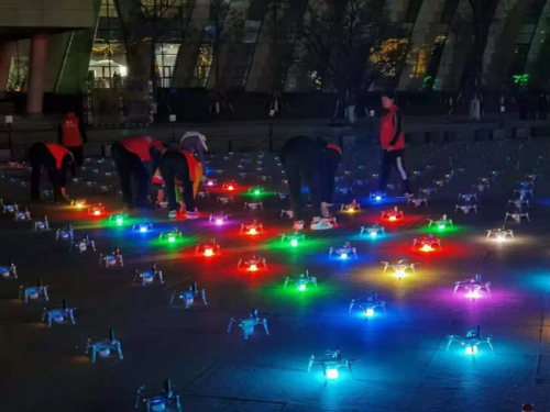 美轮美奂，潍坊夜空刚刚上演千架无人机精彩表演