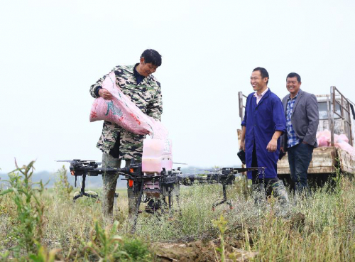 共青城市无人机飞播助力春耕生产（图）