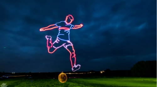 艺术家Frodo lvarez仅用五架无人机就创造了巨大的“天空画”