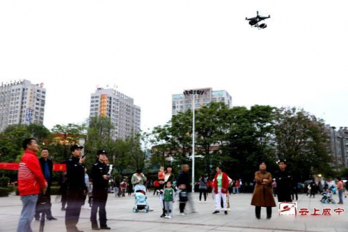 通山运用警用“无人机”进行反电诈宣传