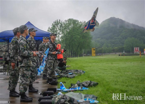 无人机能像战斗机一样机动，参赛者在泥水里摸爬滚打，这场比武也很燃