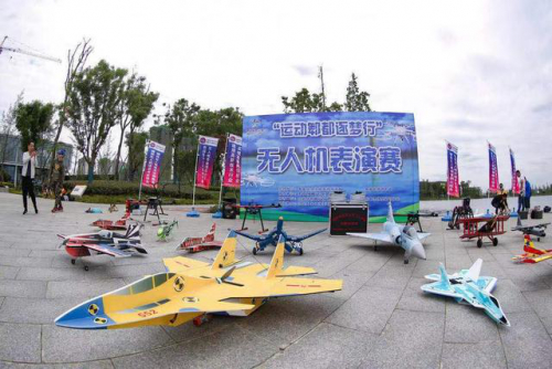 无人机翻飞 郫都菁蓉湖上空上演科技运动秀