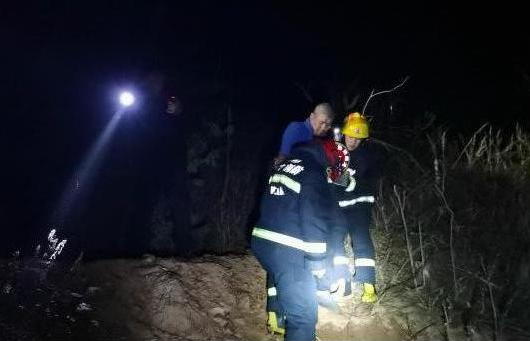 雨夜驴友被困山上，消防使用无人机搜救