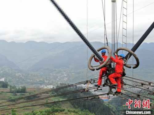 国网重庆电力首次成功使用无人机装备完成特高压线路检修