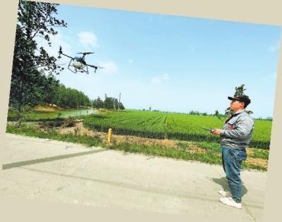无人机操控员：“飞”向田野 撒播梦想
