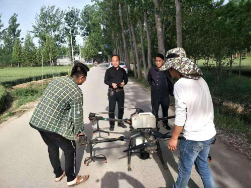 岳程街道：无人机喷洒农药，助力小麦条锈病防治