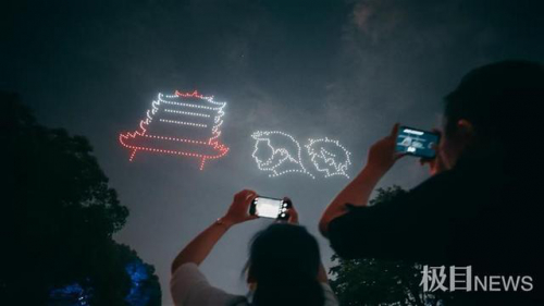 震撼！520架无人机携汉产原创动漫点亮长江夜空