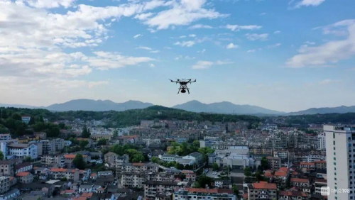 嵊州城区上空，一无人机正大声喊话！你听见了吗？