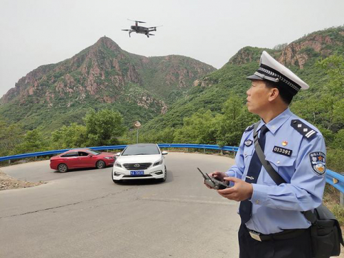 点赞“黑科技”！无人机景区巡航，新密交警确保景区道路畅通！