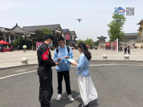 硬核！襄阳公安出动无人机“空中喊话”！