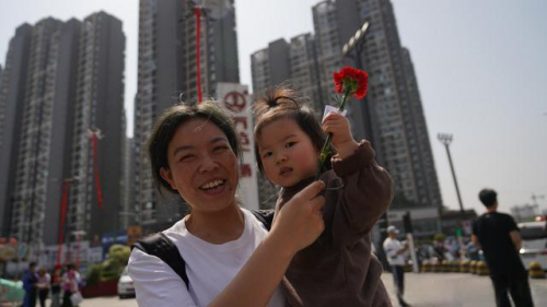 母亲节，洛阳10000支康乃馨通过无人机派送到妈妈手中