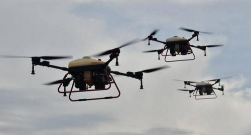 疫情失控后，印度再用无人机大面积消毒，印媒：去年的实践表明有效！